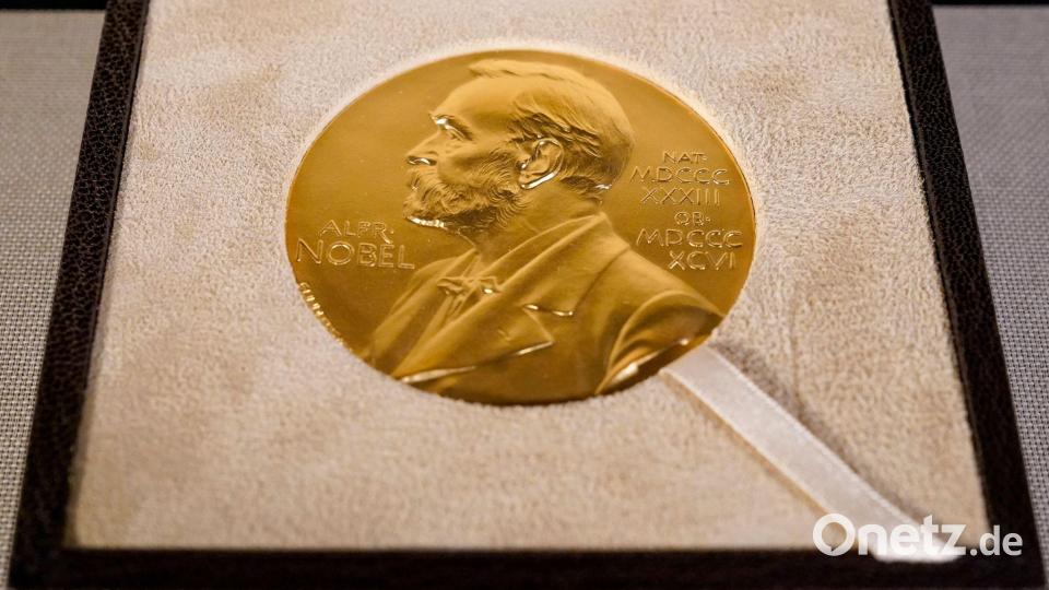 Die Vorderseiten der Nobel-Medaillen - hier für Medizin - zeigen den Stifter Alfred Nobel. (Archivbild) Bild: Mary Altaffer/Pool AP/dpa