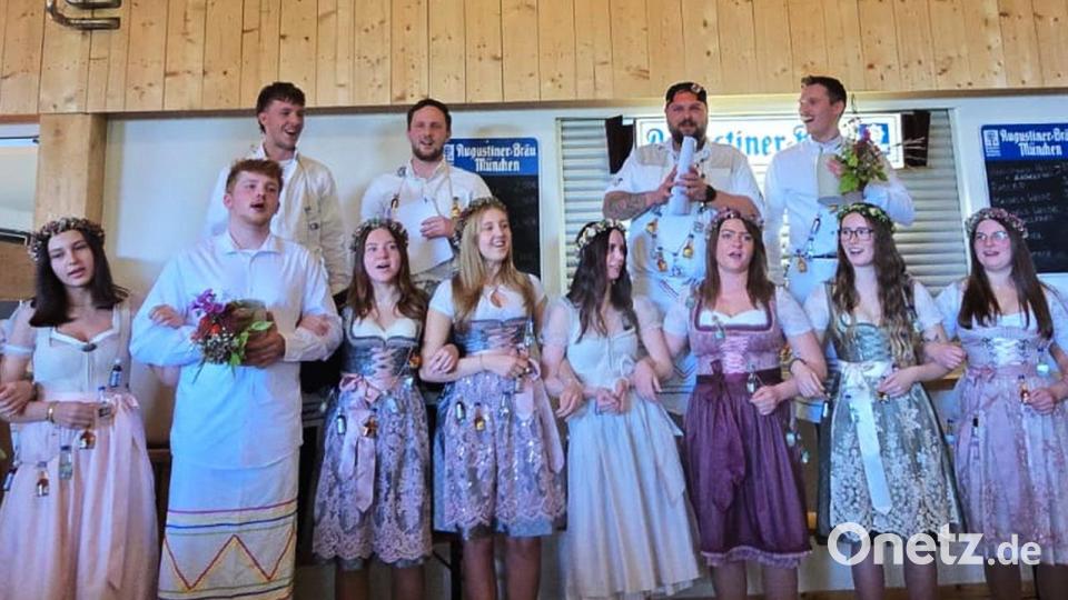 Die Kirwaburschen und -madla nahmen lustige Begebenheiten aus Wirbenz auf die Schippe. Bild: whü