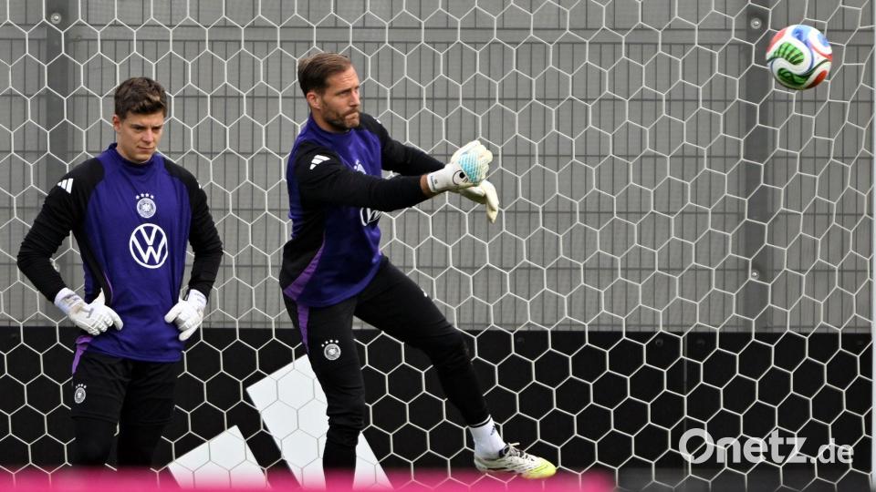 Oliver Baumann (r.) faustet einen Ball. Bild: Federico Gambarini/dpa