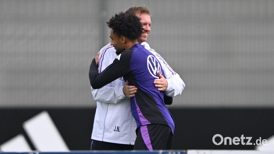 Bundestrainer Julian Nagelsmann begrüßt den nachnominierten Stürmer Kevin Schade auf dem Trainingsplatz. Bild: Federico Gambarini/dpa