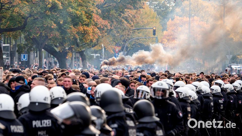 Aufeinandertreffen von Polizei und Fans bei einem Fußballspiel (Archivbild) Bild: Daniel Bockwoldt/dpa