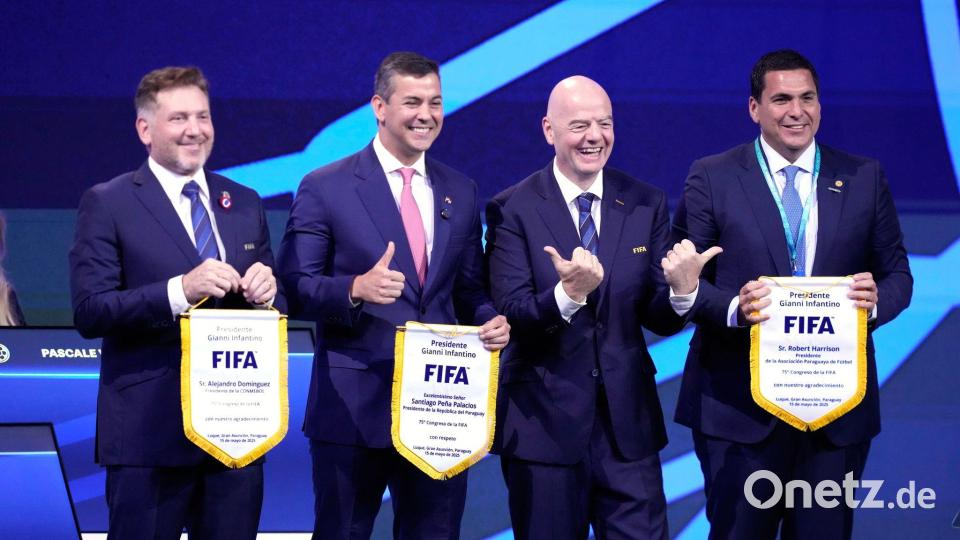 Gianni Infantino (2. von rechts) mit den Verbandsbossen der WM-Gastgeber Südamerikas Bild: Fernando Calistro/AP/dpa