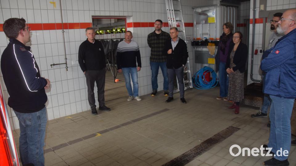 Kommandant Matthias Friedrich (links) zeigt den Standort, an dem die neue Schlauchpflegeanlage stehen soll. Bild: fz