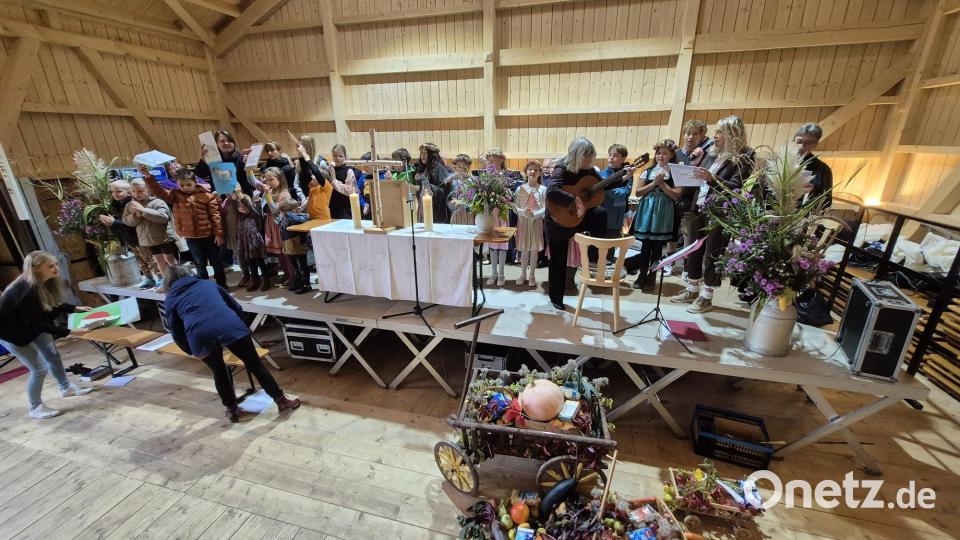 25 Mädchen und Buben vom Kindergottesdienstteam gestalteten den Festgottesdienst mit. Bild: whü