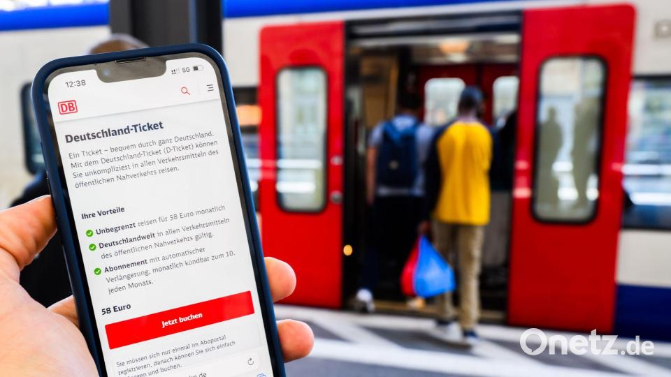 Das Deutschlandticket macht den Nahverkehr attraktiv, es wird aber teurer. (Symbolbild) Bild: Julian Stratenschulte/dpa