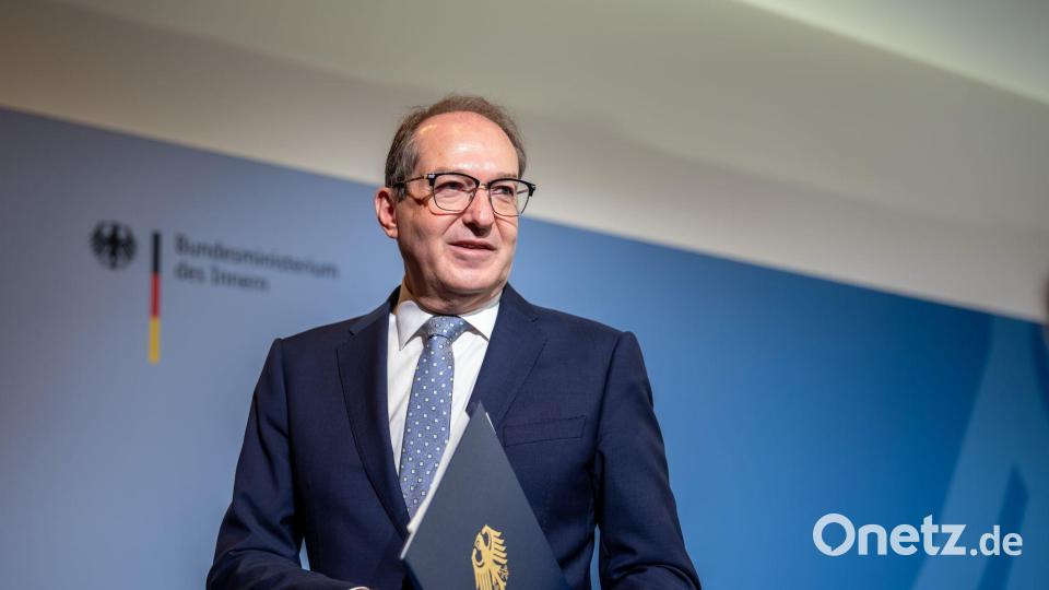 Bundesinnenminister Alexander Dobrindt nennt das neue Bundespolizeigesetz einen großen Wurf und kündigt den zügigen Aufbau neuer Strukturen zur Drohnenabwehr an. Bild: Michael Kappeler/dpa