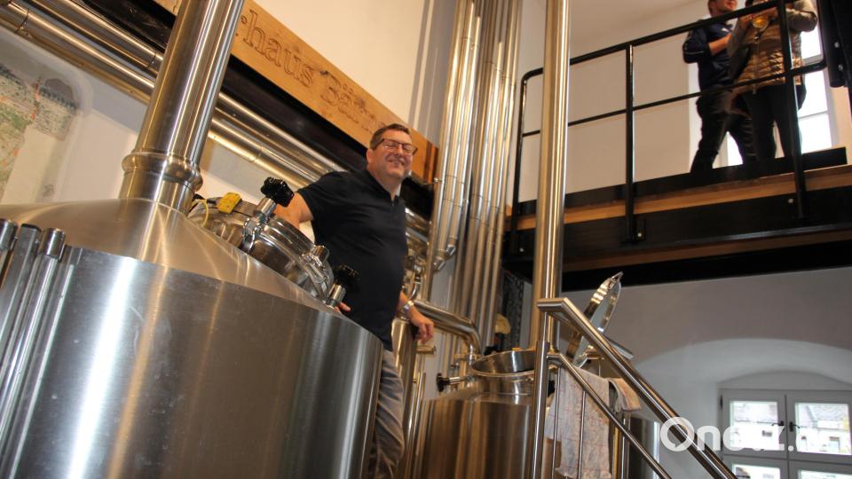Brau-Ingenieur Volker Richter in der Mitmach-Brauerei. Bild: kro