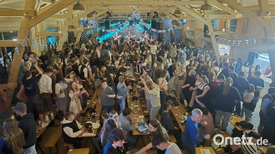 Bei den Lederhosen-Lackl erreichte die Stimmung in der Kulturscheune ihren Höhepunkt. Bild: whü