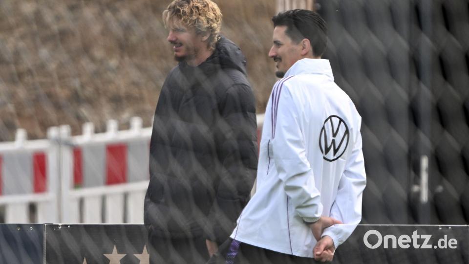 Nur Zuschauer beim Training: Nick Woltemade mit Co-Trainer Benjamin Hübner (r). Bild: Federico Gambarini/dpa