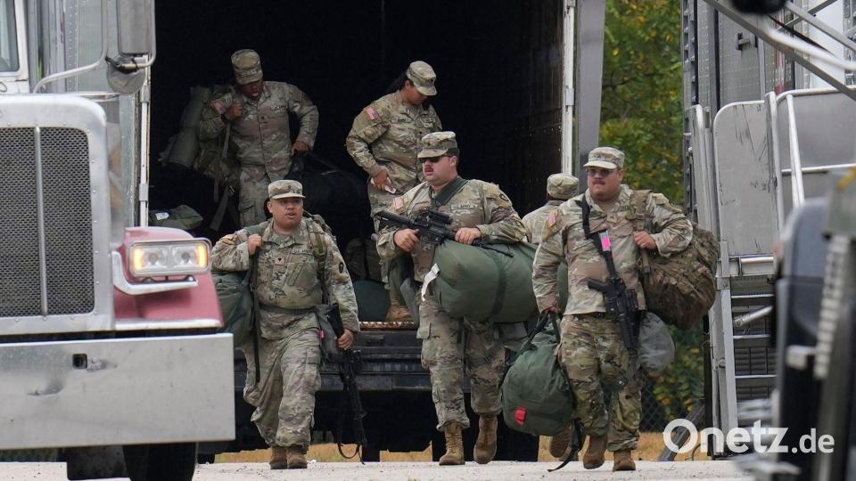 Mitglieder der Nationalgarde aus Texas sind in Illinois angekommen. Bild: Erin Hooley/AP/dpa