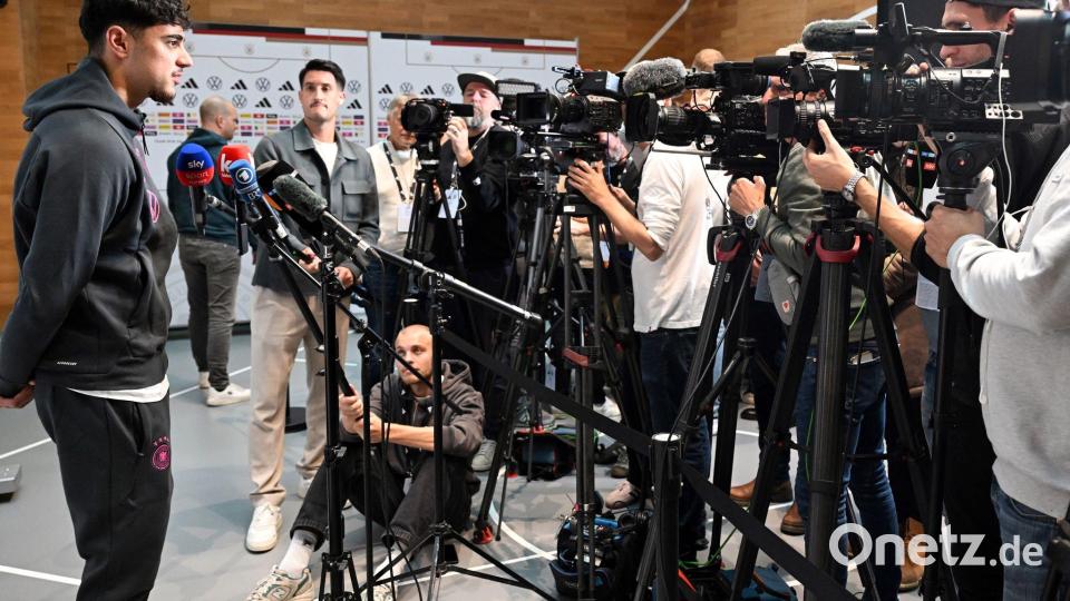 Bayern-Profi Aleksandar Pavlovic beantwortet im DFB-Quartier Reporterfragen. Bild: Federico Gambarini/dpa