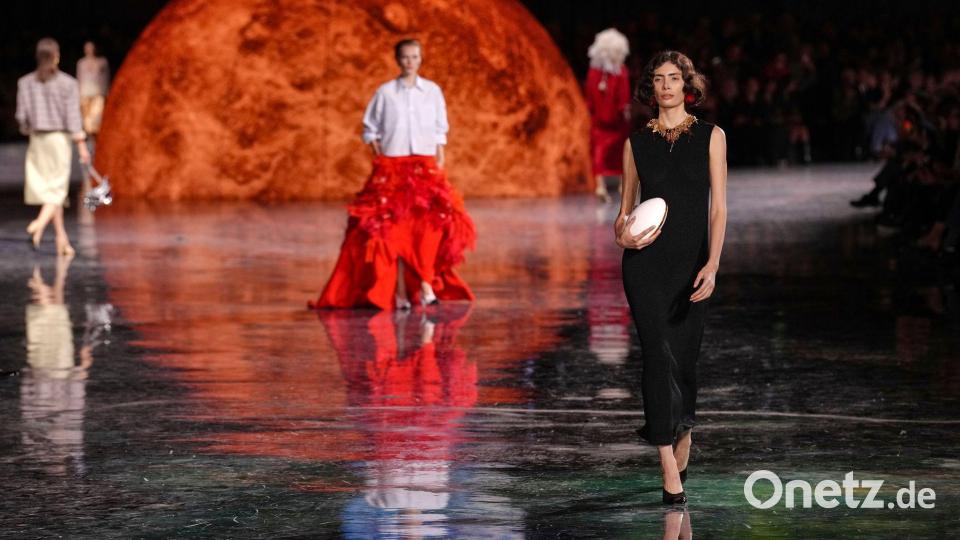Models präsentierten Kreationen der Chanel-Kollektion Frühjahr/Sommer 2026. Bild: Aurelien Morissard/AP/dpa