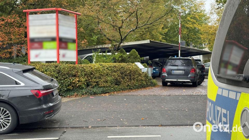 Großeinsatz der Polizei an Berufskolleg: Eine Schülerin wurde mit einem Messer angegriffen Bild: Christian Müller/dpa