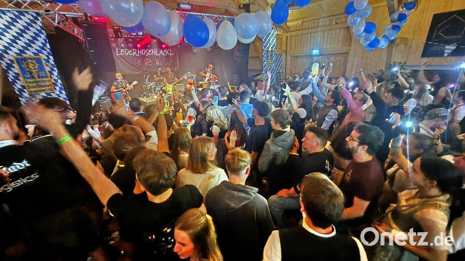 Bei den Lederhosen-Lackl erreichte die Stimmung in der Kulturscheune ihren Höhepunkt. Bild: whü