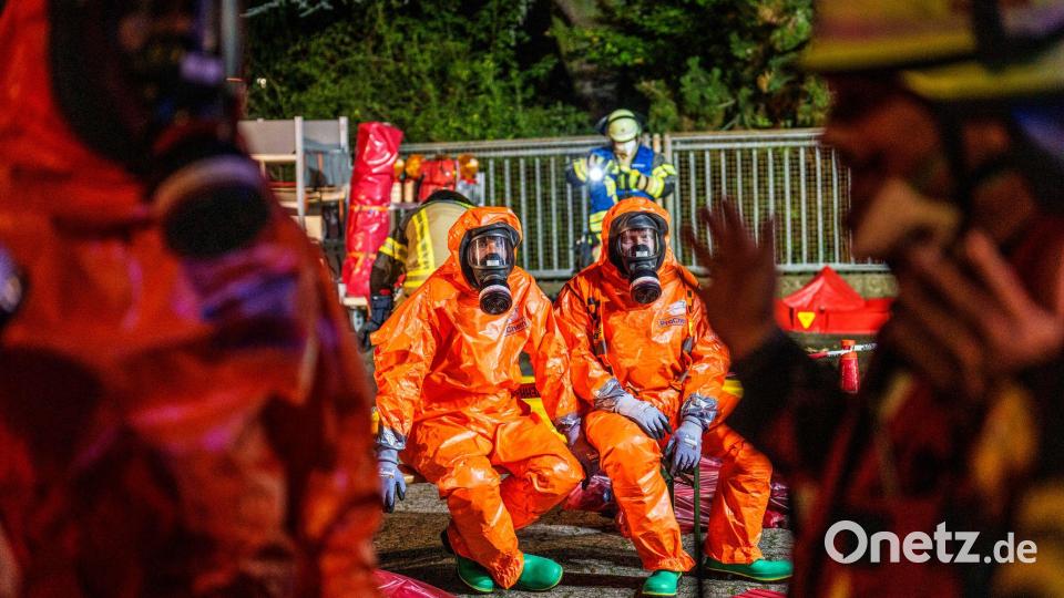 Gaswolke über Aschaffenburg - Feuerwehrleute  mit Atemschutz im Einsatz Bild: Andreas Arnold/dpa