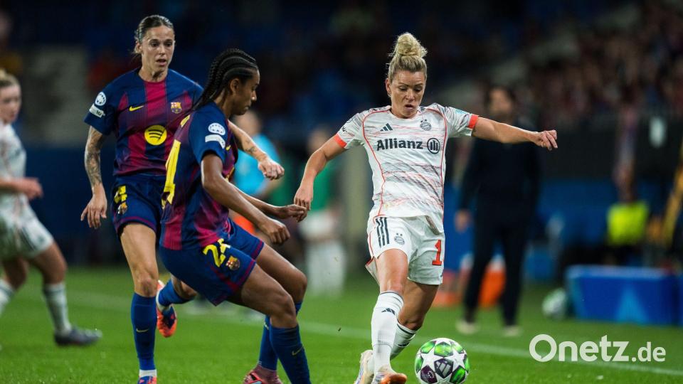 Linda Dallmann (r) und die Bayern-Frauen haben gegen den FC Barcelona eine herbe Pleite kassiert. Bild: Joan Gosa/XinHua/dpa