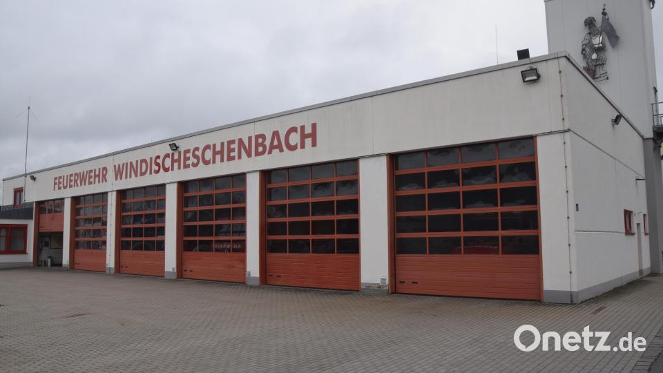 Das Dach der Feuerwehr Windischeschenbach ist undicht und soll noch vor dem Winter von einer Fachfirma abgedichtet werden. Nächstes Jahr wird wohl dann ein neues Dach auf der Agenda stehen. Bild: fz