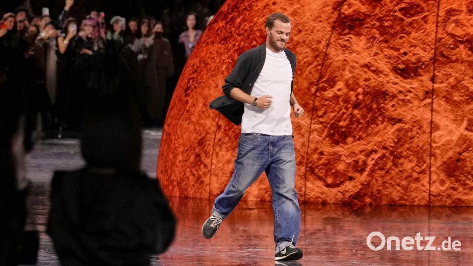 Matthieu Blazy bei der Präsentation der Chanel Frühjahr/Sommer 2026 Kollektion. Bild: Aurelien Morissard/AP/dpa