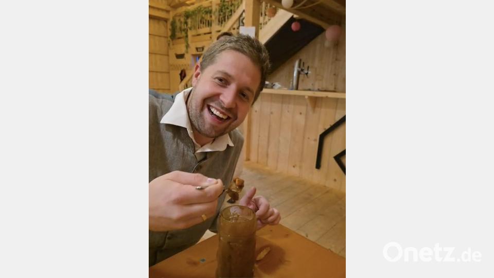 Wenn´s nicht anders geht, dann muß der Bierkrug als Essgeschirr herhalten - Sebastian Graf, Vorsitzender der Kulturscheune e.V. Bild: whü