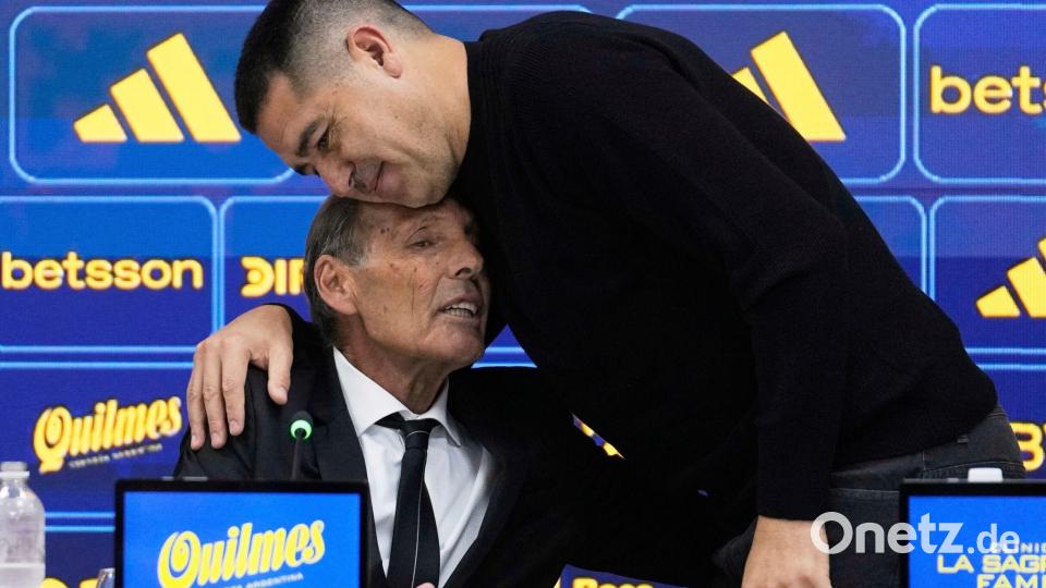 Boca-Juniors-Trainer Russo und Club-Präsident Riquelme bei einer Pressekonferenz. Bild: Gustavo Garello/AP/dpa