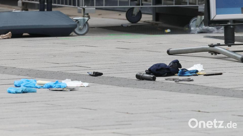 Die Polizei hat auf einer belebten Einkaufsstraße in Düsseldorf einen bewaffneten Mann niedergeschossen und schwer verletzt. Bild: David Young/dpa