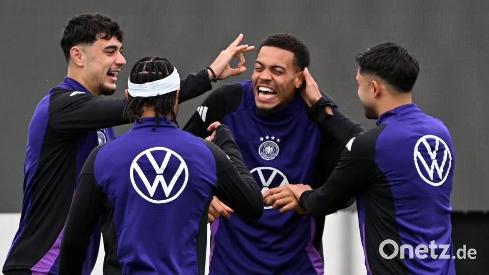 Gute Laune beim Abschlusstraining mit dem Bayern-Duo Aleksandar Pavlovic, Serge Gnabry, Dortmunds Felix Nmecha und dem Mainzer Nadiem Amiri (v.l.). Bild: Federico Gambarini/dpa