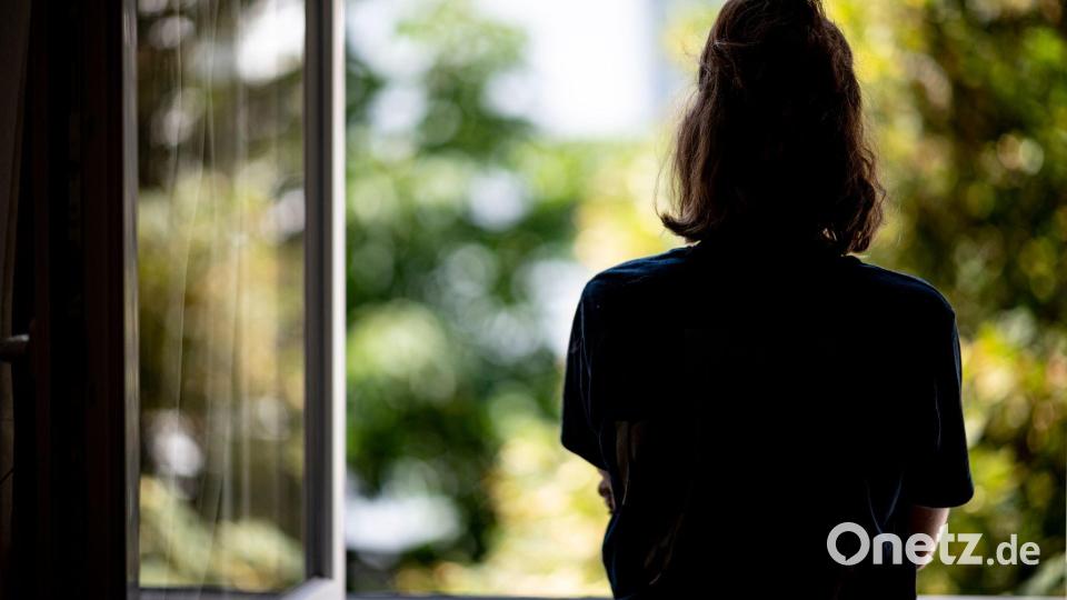 Zum Welttag der seelischen Gesundheit wird auf psychische Belastungen auch bei jungen Menschen hingewiesen (Symbolbild) Bild: Fabian Sommer/dpa