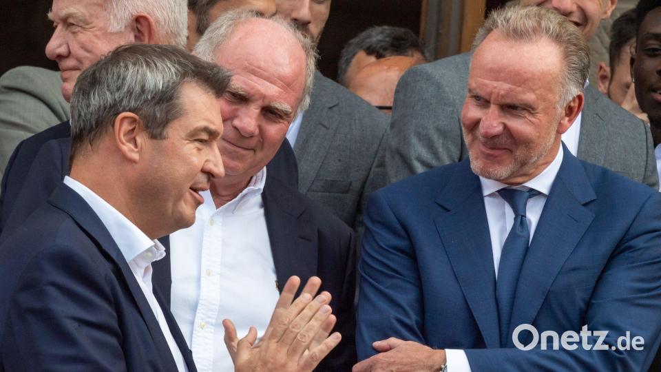 Karl-Heinz Rummenigge (r) wird von Ministerpräsident Markus Söder (l) geehrt. Bild: Peter Kneffel/dpa