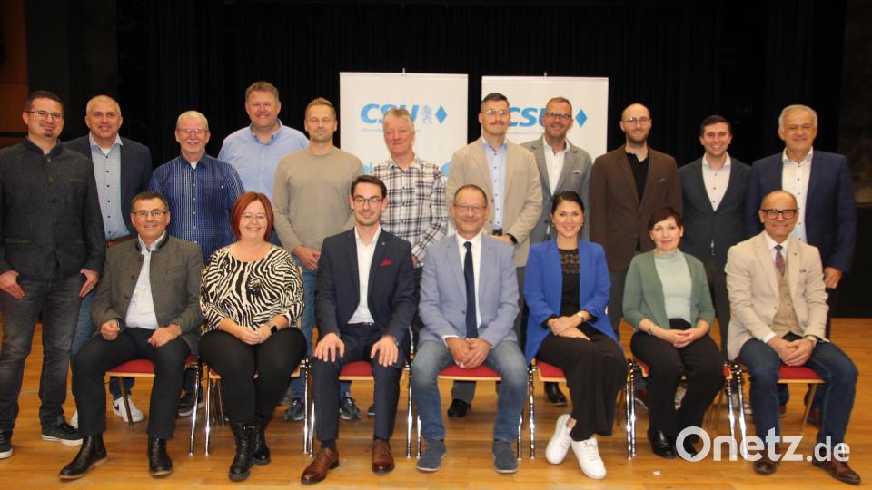 Die Kandidaten der Tirschenreuther CSU für die Stadtratswahl. Sitzend, von links: Paulus Mehler, Silke Rosner, Sebastian Rosnitschek, Harald Siegert, Nancy Djelassi, Beate Friedl und Dr. Alfred Scheidler. Stehend, von links Dr. Michael Rüth, Markus Mayer, Johannes Bartl, Dr. Josef Scheiber, Stefan Gründel, Vinzenz Rahn, Alexander Schirmer, Christian Schmidt, Peter Stahl-Grüneich, Johannes Klinger und Landrat Roland Grillmeier Bild: kro