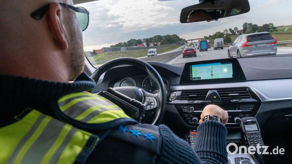 Ein Polizist verfolgt auf der A8 ein verdächtiges Fahrzeug. Bild: Peter Kneffel/dpa