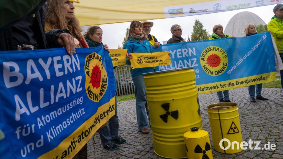 Die Umweltaktivisten protestieren gegen den Transport. Bild: Peter Kneffel/dpa