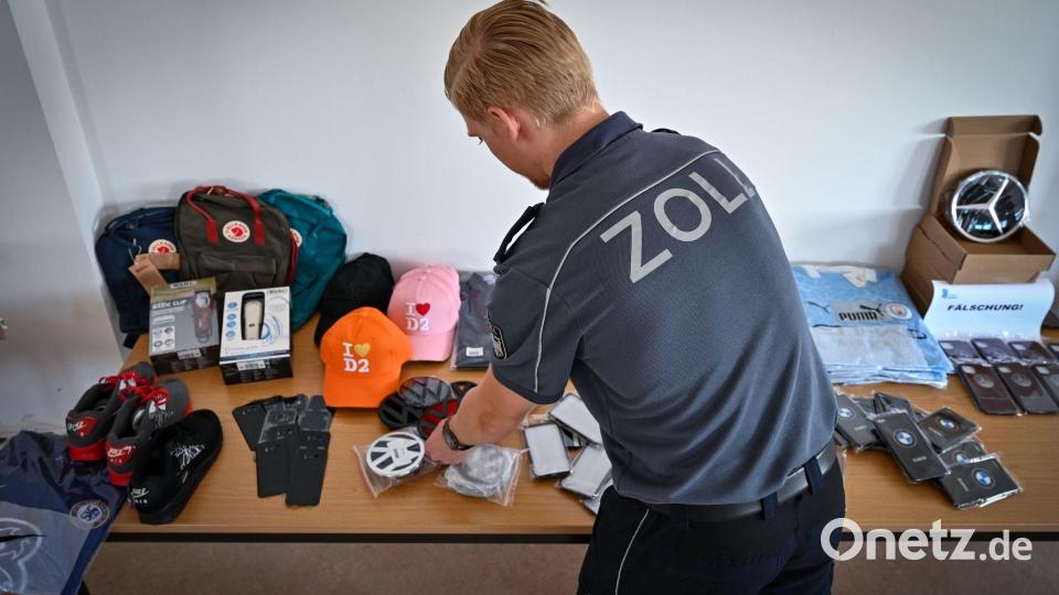 Zollbehörden beschlagnahmten in der EU auch 2024 eine große Menge an gefälschten Produkten. Bild: Hendrik Schmidt/dpa-Zentralbild/dpa