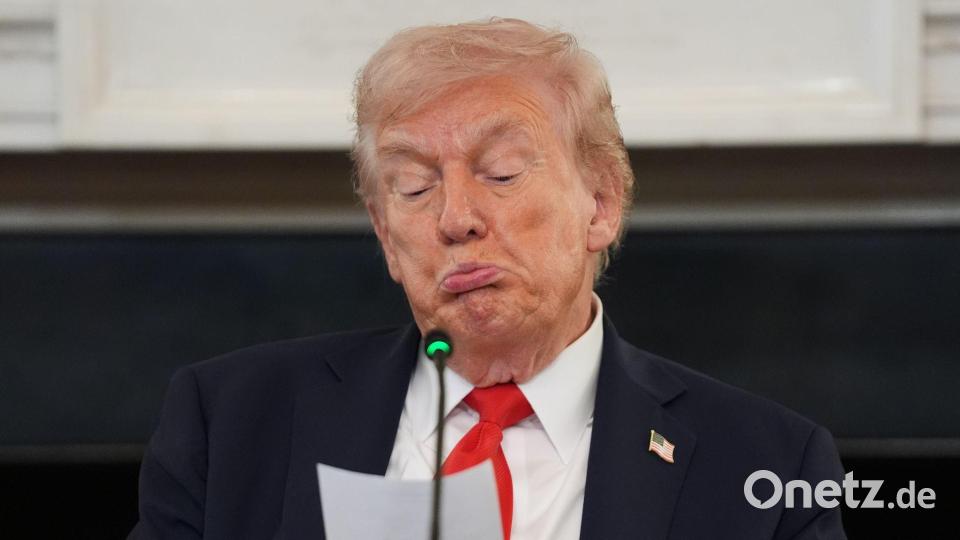 Was da wohl drinsteht? - Trump liest Notiz von Rubio im Weißen Haus Bild: Evan Vucci/AP/dpa