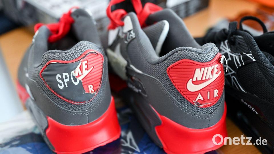 Eine Fälschung imitiert einen Markenartikel - wie in diesem Fall Nike-Schuhe. Bild: Hendrik Schmidt/dpa-Zentralbild/dpa