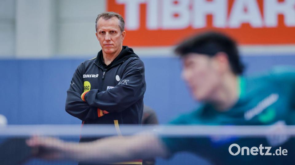 Tischtennis-Bundestrainer Jörg Roßkopf beim Training mit Nationalspieler Dang Qiu. Bild: Rolf Vennenbernd/dpa