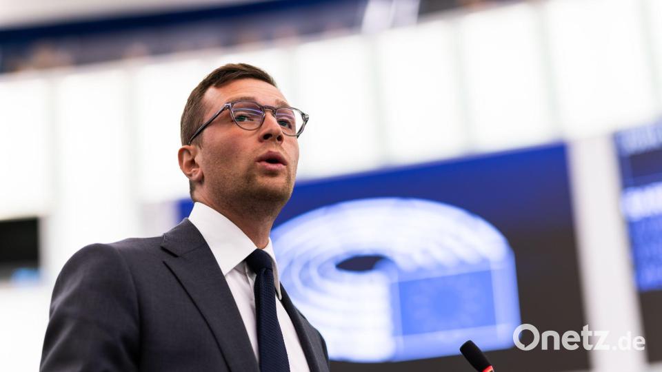 Der französische Politiker Jordan Bardella ist Vorsitzender der rechten PfE-Fraktion im Europaparlament. (Archivbild) Bild: Philipp von Ditfurth/dpa
