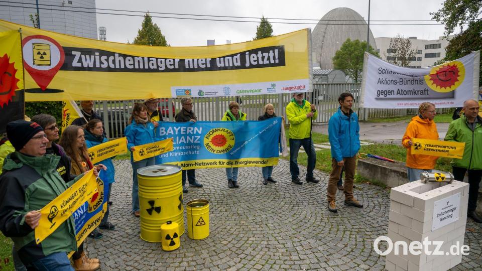 Vor dem Forschungsreaktor in Garching kam es zu der Protestaktion. Bild: Peter Kneffel/dpa