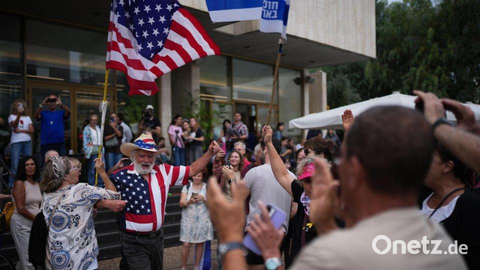 In Tel Aviv tanzen Menschen auf der Straße, weil sich Israel und die terroristische Hamas auf die erste Phase eines Friedensplans geeinigt haben. Bild: Emilio Morenatti/AP/dpa