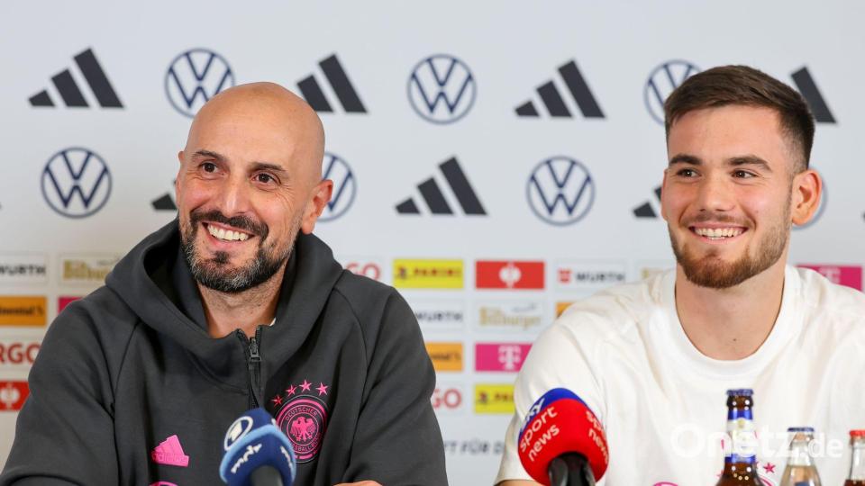 Trotz der Ausfälle in Vorfreude auf die Spiele: Trainer Antonio Di Salvo (l) und Torhüter Dennis Seimen. Bild: Jan Woitas/dpa