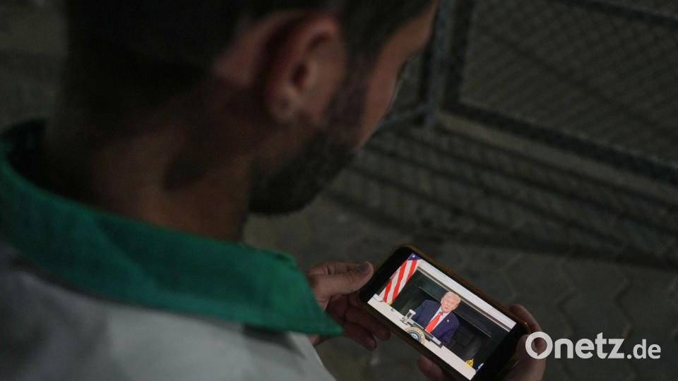 Zwischen Krieg und Hoffnung: Ein Sanitäter in Gaza verfolgt die Nachrichten zum Friedensplan Bild: Abdel Kareem Hana/AP/dpa