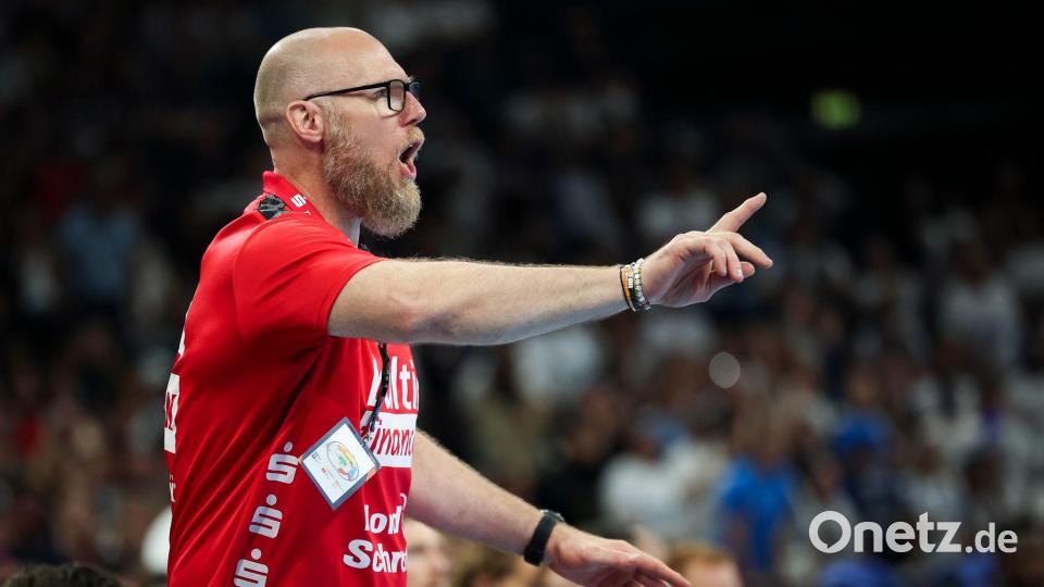 Trainer Ales Pajovic und die SG Flensburg-Handewitt empfangen den THW Kiel zum 113. Landesderby. Bild: Christian Charisius/dpa