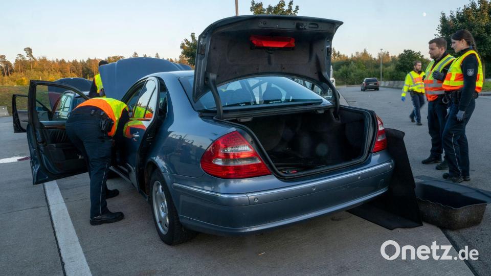 Auf einem Rastplatz wird ein Auto kontrolliert. Bild: Peter Kneffel/dpa