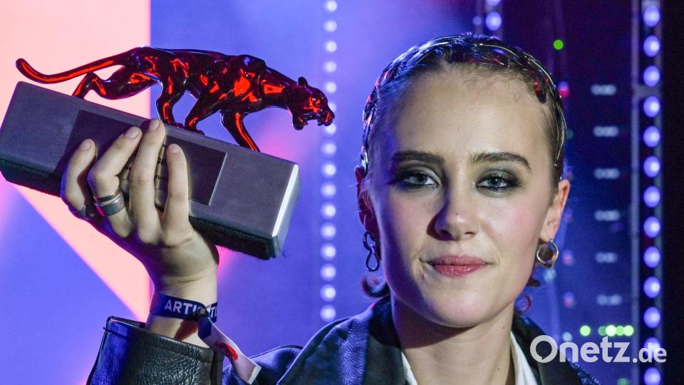 Newcomerin Paula Engels holt sich den New Faces Award Musik Bild: Soeren Stache/dpa