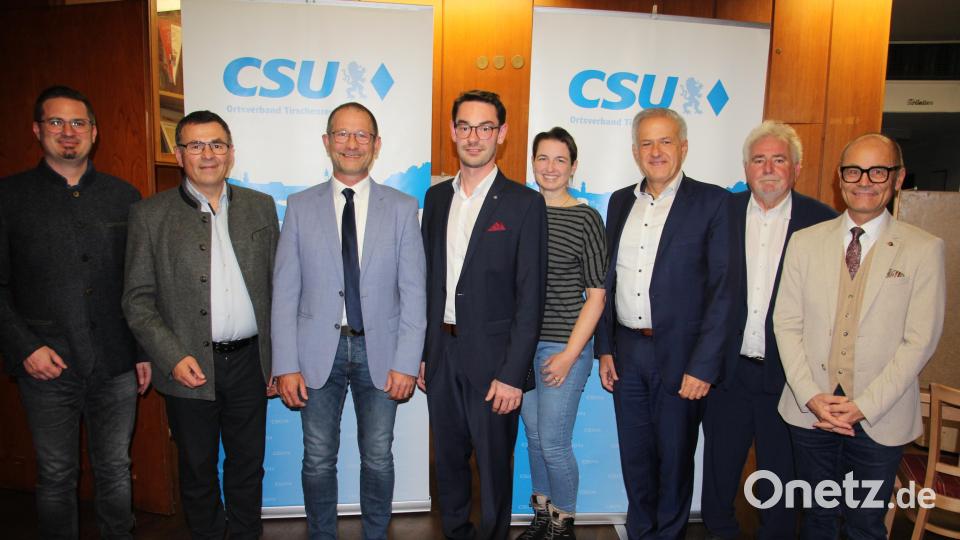 Die Tirschenreuther CSU-Kandidaten für den Kreistag: Von links Dr. Michael Rüth, Paulus Mehler, Harald Siegert, Sebastain Rosnitschek. Irina Weiß, Landrat Roland Grillmeier, Peter Gold und Dr. Alfred Scheidler. Bild: kro