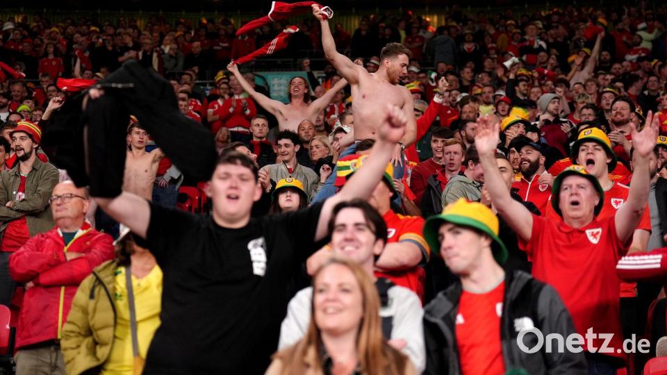 Die einzigen Stimmungsmacher in Wembley: Wales&#039; Fans feiern trotz 0:3. Bild: John Walton/PA Wire/dpa