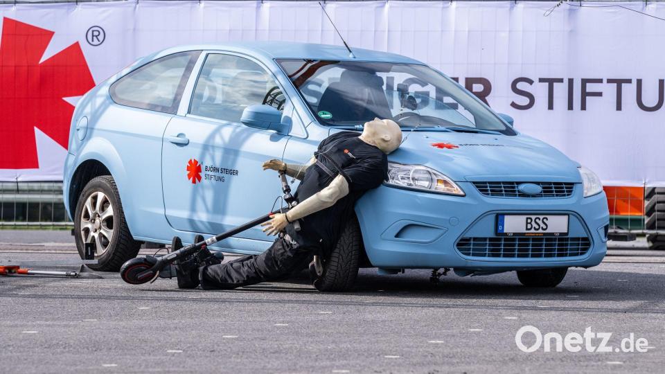 Crashtest mit einem E-Scooter: Ein abbiegendes Auto erfasst den Dummy - der prallt hart auf den Wagen. Bild: Guido Kirchner/dpa