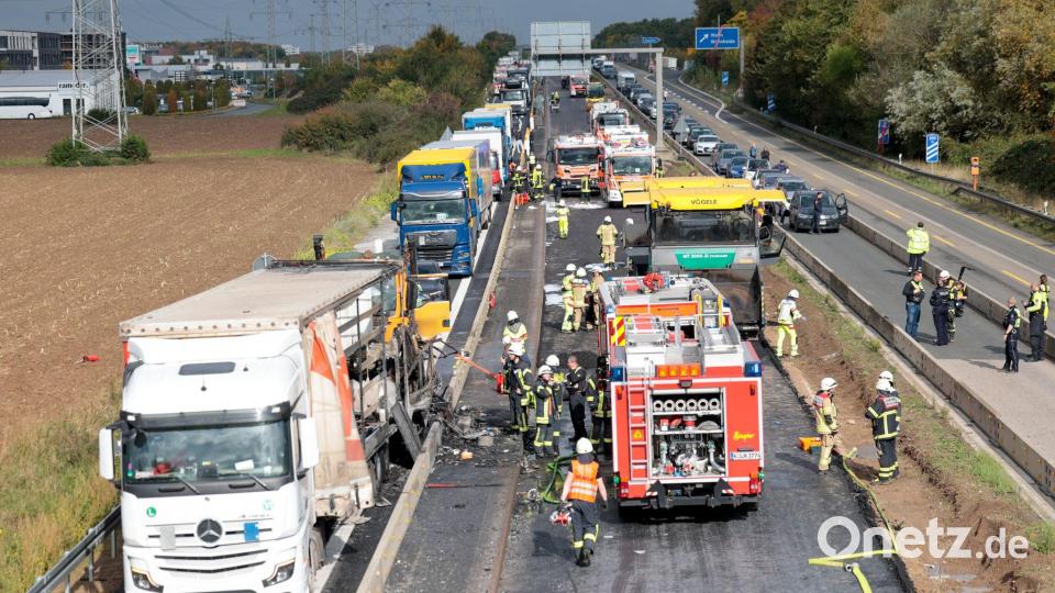 Die A59 wurde zunächst in beide Richtungen gesperrt. Bild: Thomas Banneyer/dpa