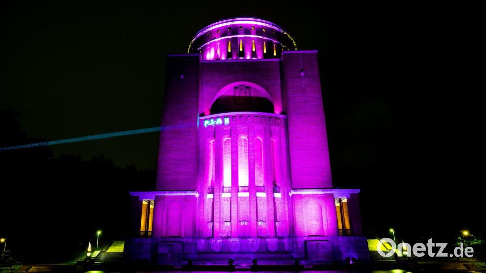 Am Abend des 11. Oktober macht Plan International in ganz Deutschland mit der Illuminierung bekannter Wahrzeichen und Gebäude auf die Rechte von Mädchen aufmerksam. (Archivbild) Bild: Daniel Bockwoldt/dpa