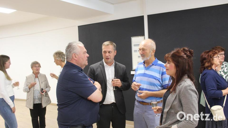 Von links: Rolf Küstner im Gespräch mit Bürgermeister Wolfgang Söllner, Gemeinderat Bernd Würstl und Mitarbeiterin Theresa Straif. Bild: soj