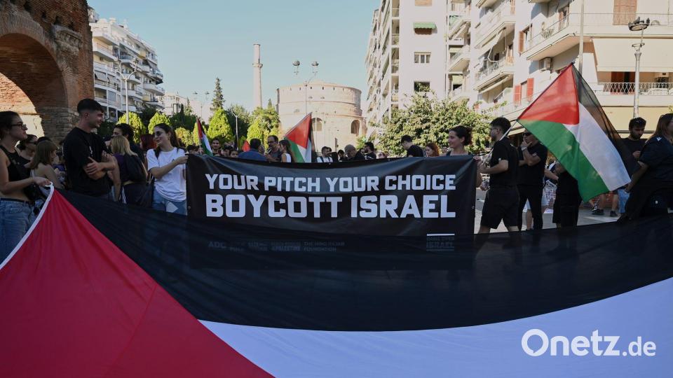 Immer wieder gab es zuletzt Proteste für Palästina und gegen Israel - auch rund um Sportveranstaltungen. Bild: Giannis Papanikos/AP/dpa